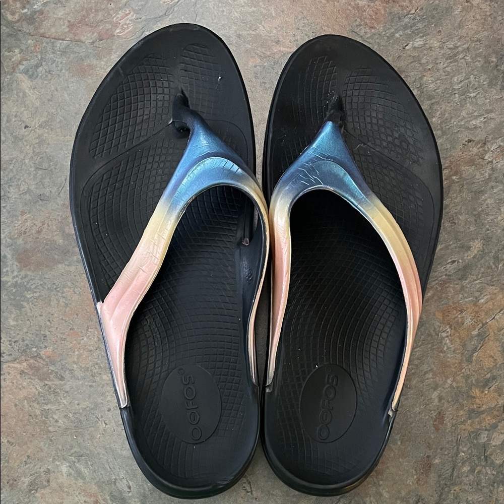 OOFOS Black Flip Flop Sandals with Blue, Pink and Cream Gradient Straps